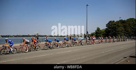 Amburgo, Germania. 25 Ago, 2019. Il peloton principale del UCI WorldTour - Gara Cyclassics, passa il ponte Kennedy a Hamburg Alster Credito: Axel Heimken/dpa/Alamy Live News Foto Stock