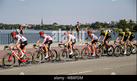 Amburgo, Germania. 25 Ago, 2019. Il peloton principale del UCI WorldTour - gara Cyclassics, passa il ponte Kennedy a Hamburg Alster. Credito: Axel Heimken/dpa/Alamy Live News Foto Stock