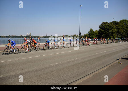 Amburgo, Germania. 25 Ago, 2019. Il peloton principale del UCI WorldTour - gara Cyclassics, passa il ponte Kennedy a Hamburg Alster. Credito: Axel Heimken/dpa/Alamy Live News Foto Stock