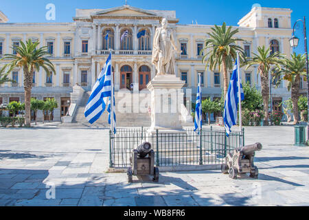Andreas Miaoulis statua di fronte al municipio di Syros Island nelle Cicladi in Grecia Foto Stock