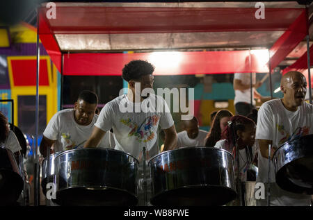 Mangrove esegue presso il Panorama, il National Steel Band Competition davanti al carnevale di Notting Hill. Foto Stock