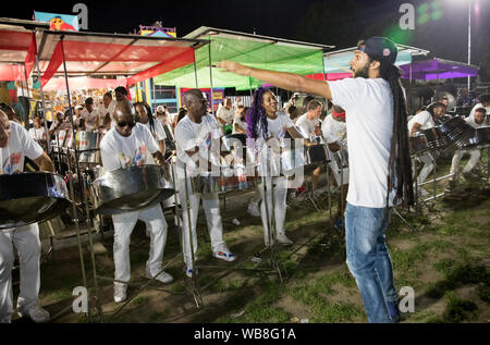 Condotti da Andre bianco, Mangrove esegue per difendere il loro titolo presso il Panorama, il National Steel Band Competition davanti al carnevale di Notting Hill. Foto Stock