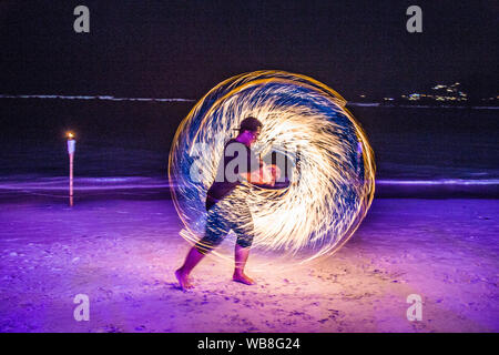 Fire show sulla spiaggia di Koh Samui in Thailandia Foto Stock