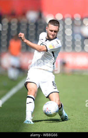 Wansea, UK. 25 Ago, 2019. Matt Grimes di Swansea City in azione durante il cielo di scommessa match del campionato tra Swansea City e Birmingham City presso il Liberty Stadium, Swansea domenica 25 agosto 2019. (Credit: Jeff Thomas | MI News)solo uso editoriale, è richiesta una licenza per uso commerciale. Nessun uso in scommesse, giochi o un singolo giocatore/club/league pubblicazioni. La fotografia può essere utilizzata solo per il giornale e/o rivista scopi editoriali: Credito MI News & Sport /Alamy Live News Foto Stock