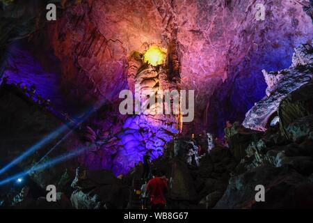 (190825) -- TONGLU, Agosto 25, 2019 (Xinhua) -- turisti visitano il Yaolin grotta carsica nella contea di Tonglu, est della Cina di Provincia dello Zhejiang, Agosto 25, 2019. (Xinhua/Huang Zongzhi) Foto Stock