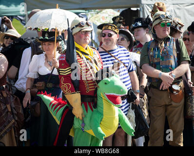 Steampunks durante l'Asilo Steampunk Festival, a Lincoln, il più grande e più lunga di steampunk festival in tutto il mondo. Picture Data: domenica 25 agosto, 2019. L'Asilo Steampunk Festival attira partecipanti da tutto il mondo. Per quattro giorni le strade di Lincoln sono assediati con migliaia di steampunks godendo di un festival che si propone di coniugare arte, letteratura, musica, moda e della commedia. Foto di credito dovrebbe leggere: Danny Lawson/PA FILO Foto Stock