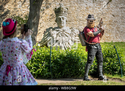 Steampunks durante l'Asilo Steampunk Festival, a Lincoln, il più grande e più lunga di steampunk festival in tutto il mondo. Picture Data: domenica 25 agosto, 2019. L'Asilo Steampunk Festival attira partecipanti da tutto il mondo. Per quattro giorni le strade di Lincoln sono assediati con migliaia di steampunks godendo di un festival che si propone di coniugare arte, letteratura, musica, moda e della commedia. Foto di credito dovrebbe leggere: Danny Lawson/PA FILO Foto Stock