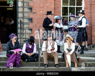 Steampunks durante l'Asilo Steampunk Festival, a Lincoln, il più grande e più lunga di steampunk festival in tutto il mondo. Picture Data: domenica 25 agosto, 2019. L'Asilo Steampunk Festival attira partecipanti da tutto il mondo. Per quattro giorni le strade di Lincoln sono assediati con migliaia di steampunks godendo di un festival che si propone di coniugare arte, letteratura, musica, moda e della commedia. Foto di credito dovrebbe leggere: Danny Lawson/PA FILO Foto Stock