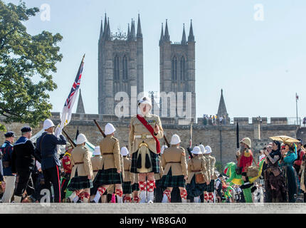 Steampunks durante l'Asilo Steampunk Festival, a Lincoln, il più grande e più lunga di steampunk festival in tutto il mondo. Picture Data: domenica 25 agosto, 2019. L'Asilo Steampunk Festival attira partecipanti da tutto il mondo. Per quattro giorni le strade di Lincoln sono assediati con migliaia di steampunks godendo di un festival che si propone di coniugare arte, letteratura, musica, moda e della commedia. Foto di credito dovrebbe leggere: Danny Lawson/PA FILO Foto Stock