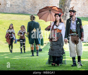 Steampunks durante l'Asilo Steampunk Festival, a Lincoln, il più grande e più lunga di steampunk festival in tutto il mondo. Picture Data: domenica 25 agosto, 2019. L'Asilo Steampunk Festival attira partecipanti da tutto il mondo. Per quattro giorni le strade di Lincoln sono assediati con migliaia di steampunks godendo di un festival che si propone di coniugare arte, letteratura, musica, moda e della commedia. Foto di credito dovrebbe leggere: Danny Lawson/PA FILO Foto Stock