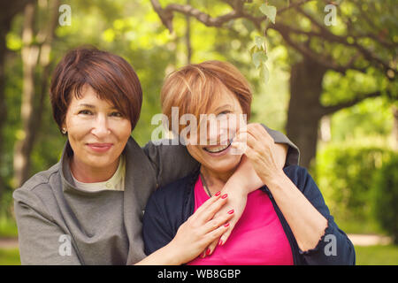 Due felici donne passeggiate in estate park, ritratto Foto Stock