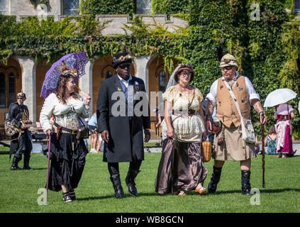 Steampunks durante l'Asilo Steampunk Festival, a Lincoln, il più grande e più lunga di steampunk festival in tutto il mondo. Picture Data: domenica 25 agosto, 2019. L'Asilo Steampunk Festival attira partecipanti da tutto il mondo. Per quattro giorni le strade di Lincoln sono assediati con migliaia di steampunks godendo di un festival che si propone di coniugare arte, letteratura, musica, moda e della commedia. Foto di credito dovrebbe leggere: Danny Lawson/PA FILO Foto Stock