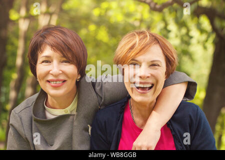 Due felici donne passeggiate in estate park, ritratto Foto Stock