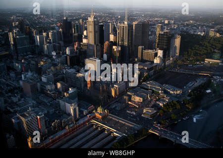 Melbourne, Australia - vista al tramonto del centro cittadino di Melbourne dall'Eureka Tower observation deck. Foto Stock