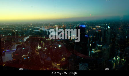 Melbourne, Australia - vista al tramonto del centro cittadino di Melbourne dall'Eureka Tower observation deck. Foto Stock