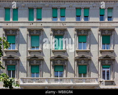 TRIESTE, ITALIA - 16 Giugno 2019: decorata facciata esterna di un elegante edificio storico in via Battisti Foto Stock