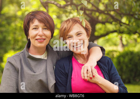 Due felici donne passeggiate in estate park, ritratto Foto Stock