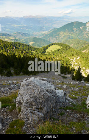 Vista di Prat de Cadí pascoli di montagna e dintorni da Sierra del Cadí mountain range base (Alt Urgell, Lleida, Pre-Pyrenees, Catalogna, Spagna) Foto Stock