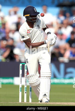 L'Inghilterra del Jofra Archer in azione di ovatta durante il giorno quattro del terzo ceneri Test match a Headingley, Leeds. Foto Stock