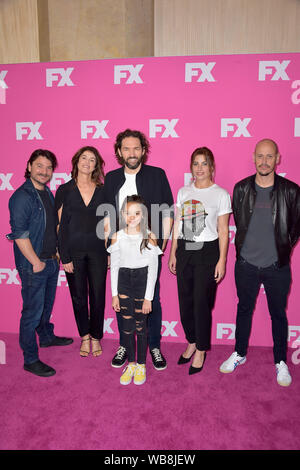 Justin Rosniak, Michele Bennett, Nash Edgerton, Chika Yasumura, Brooke Satchwell e Scott Ryan che frequentano le reti FX Starwalk tappeto rosso al TCA al Beverly Hilton Hotel il 6 agosto 2019 a Beverly Hills, la California Foto Stock