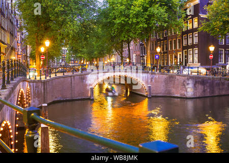 Amsterdam visto in serata con la luce, canal e ponte Foto Stock
