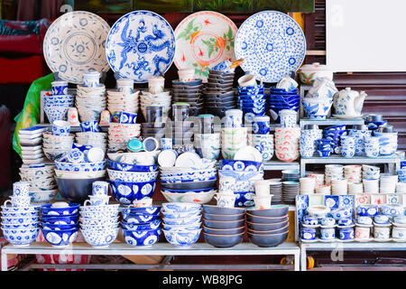 Tradizionale vietnamita porcellana blu utensili con piatti e tazze e scodelle sul dispay alla strada del mercato di Hoi An old city nel sud-est asiatico in Vietn Foto Stock