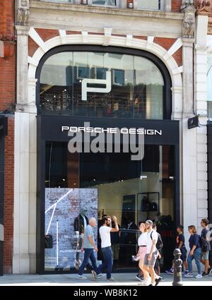 Porsche Design store lungo Brompton Road tra i marchi di lusso a Londra del prestigio dell'area dello shopping di Knightsbridge. Foto Stock