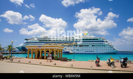Nave di crociera "AIDA aura' a Kralendijk, Bonaire, Antille olandesi Foto Stock