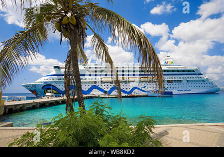 Nave di crociera "AIDA aura' a Kralendijk, Bonaire, Antille olandesi Foto Stock