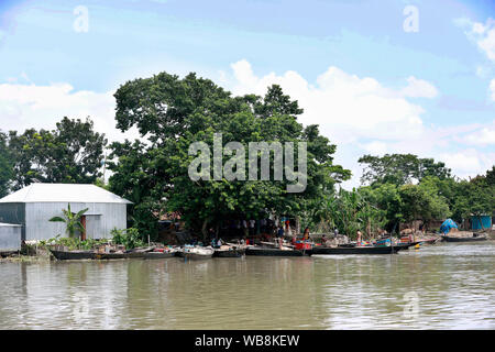 Manikganj, Bangladesh - Luglio 24, 2019: La vita quotidiana della gente del villaggio a Ghior in Manikganj, Bangladesh. Foto Stock