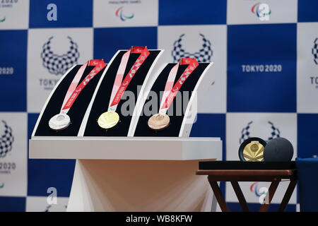 Tokyo, Giappone. 25 Ago, 2019. La foto scattata su agosto 25, 2019 mostra le medaglie per Tokyo 2020 Giochi Paralimpici. Credito: Du Natalino/Xinhua/Alamy Live News Foto Stock