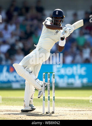 L'Inghilterra del Jofra Archer in azione di ovatta durante il giorno quattro del terzo ceneri Test match a Headingley, Leeds. Foto Stock