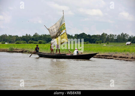 Manikganj, Bangladesh - Luglio 24, 2019: La vita quotidiana della gente del villaggio a Ghior in Manikganj, Bangladesh. Foto Stock