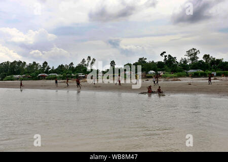 Manikganj, Bangladesh - Luglio 24, 2019: La vita quotidiana della gente del villaggio a Ghior in Manikganj, Bangladesh. Foto Stock