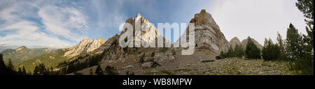 Vista panoramica della Sierra del Cadí mountain range dal suo lato nord base (Alt Urgell, Lleida, Pre-Pyrenees, Catalogna, Spagna) Foto Stock