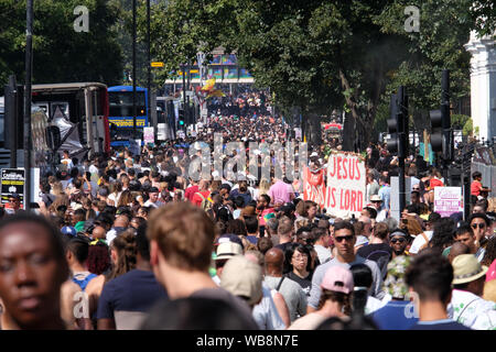 Ladbroke Grove, Notting Hill, Londra, Regno Unito. Il 25 agosto 2019. Carnevale di Notting Hill il giorno della famiglia parade ottiene in corso. Credito: Matteo Chattle/Alamy Live News Foto Stock