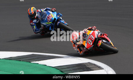 Marc Marquez conduce Alex Rins durante la GoPro British Grand Prix MotoGP a Silverstone, Towcester. Foto Stock