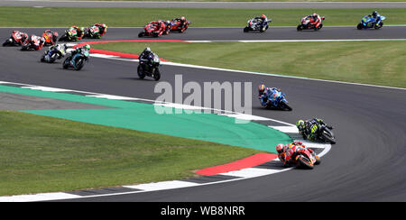 Marc Marquez conduce attraverso Vale durante la GoPro British Grand Prix MotoGP a Silverstone, Towcester. Foto Stock