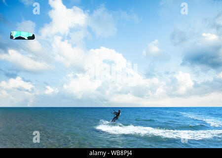 Estate relax sul mare. Kitesurf a cavallo su una superficie del mare Mediterraneo con un paracadute Foto Stock
