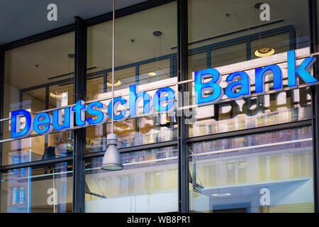 Berlino, Germania - 13 dicembre 2017: Deutsche Bank Street nome piastra nel distretto Mitte di Berlino nel centro citta'. Edificio di moderna architettura, la Germania in Europa. Foto Stock