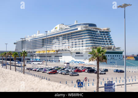 Barcellona, Spagna-Agosto 9, 2019: AIDAnova nave da crociera in Barcelona Cruise Port Foto Stock