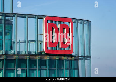 Berlino, Germania - 13 dicembre 2017: moderno in vetro blu azienda edilizia architettura con logo DB in tedesco nel centro di Berlino in Germania in Europa Foto Stock