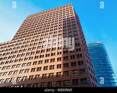 Berlino, Germania - 13 dicembre 2017: moderno in vetro blu business architettura degli edifici con logo DB in tedesco nel centro di Berlino in Germania in Europa Foto Stock