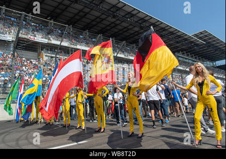 Klettwitz, Germania. 25 Ago, 2019. Motorsport: German Touring Car Masters, Lausitzring, seconda gara. Il Grid-Girls sono in piedi prima di iniziare con le bandiere su pista. Credito: Monika Skolimowska/dpa-Zentralbild/dpa/Alamy Live News Foto Stock