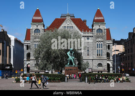 Aleksis Kivi memorial statua che si trova nella parte anteriore del Teatro Nazionale Finlandese a Helsinki Railway Square Foto Stock