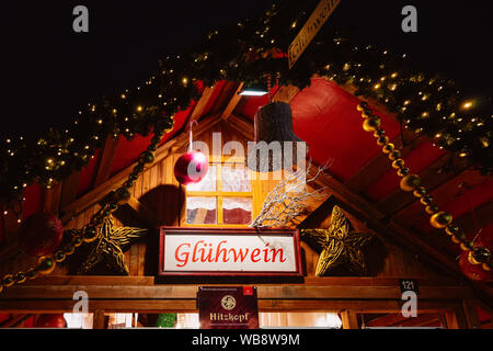 Berlino, Germania - 10 dicembre 2017: stallo con addobbi per l'albero di Natale al mercatino di Natale in Germania in Europa in inverno. Il tedesco strada notte Xmas e fiera vacanze in città europea Foto Stock