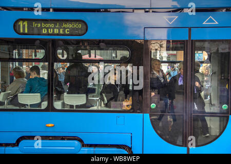 Zagabria, Croazia, Novembre 05, 2018: scena urbana con passeggeri a bordo di un tram no. 11 presso il Ban Jelacic Square Station Foto Stock