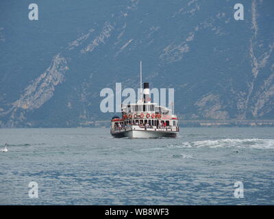 Limone sul Garda, Italia. Il lago di Garda. La storica Zanardelli sternwheeler pedalò in avvicinamento al molo nel centro storico. Crociera turistica Foto Stock