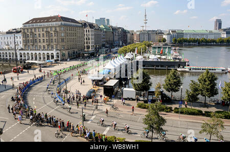 Amburgo, Germania. 25 Ago, 2019. Il campo principale di UCI WorldTour - gara Cyclassics, passa il Jungfernstieg presso il Binnenalster in Amburgo. Credito: Axel Heimken/dpa/Alamy Live News Foto Stock