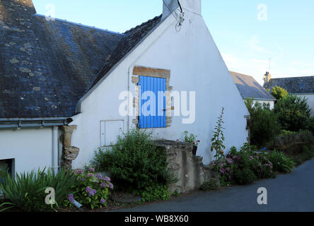 Casa con finestra blu e scalini di pietra su Ile Aux Moines, Golfe du Morbihan, Morbihan, Bretagna, Francia Foto Stock